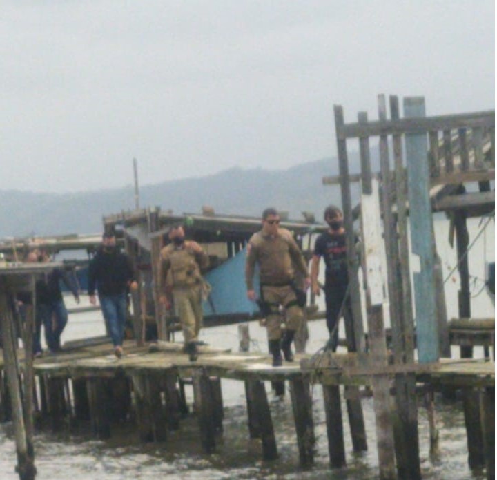 Polícia prende marido que matou a mulher à facada em Laguna