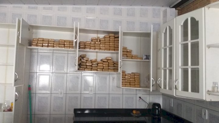 Tabletes de maconha em vários armários de uma casa em São José