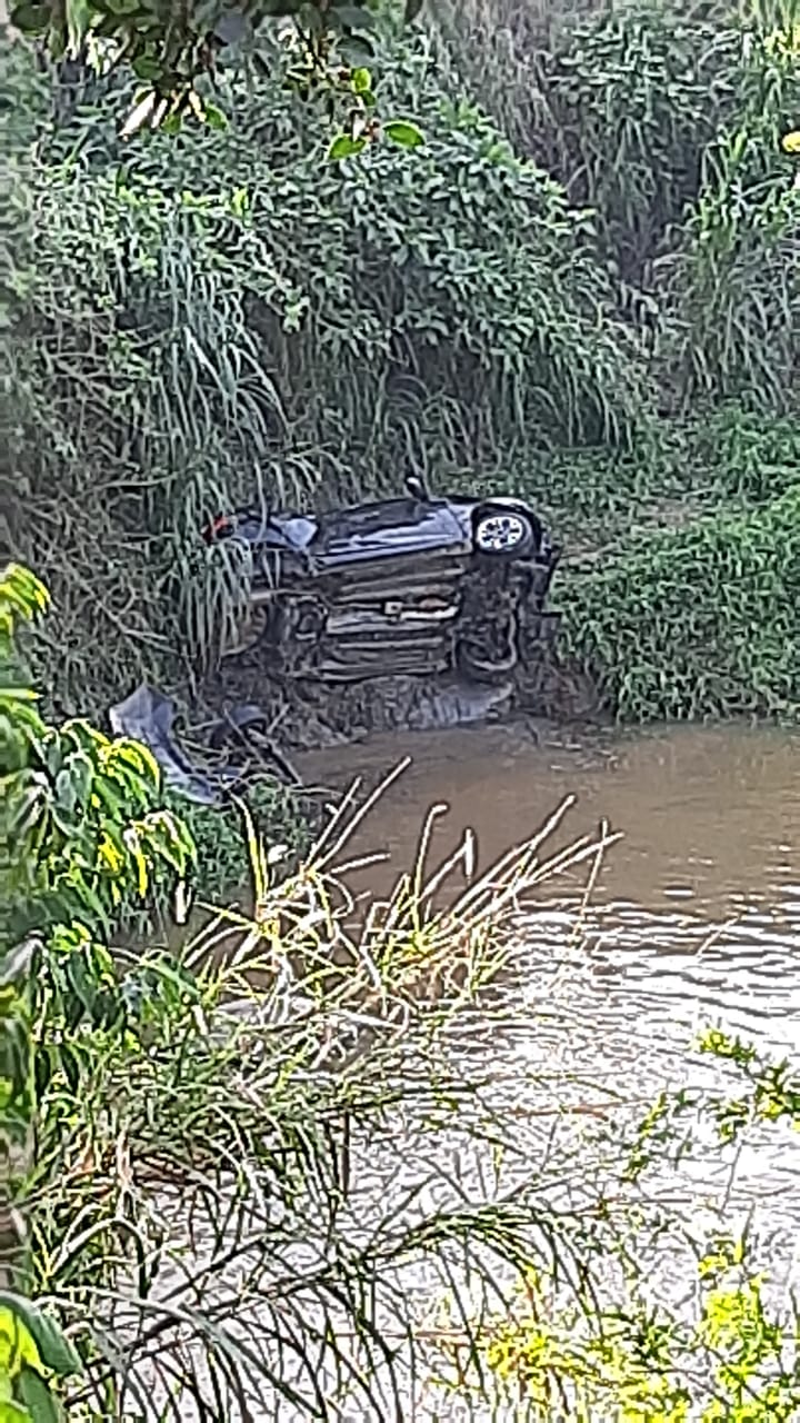 Carro cai no Rio Putanga, em Massaranduba, SC