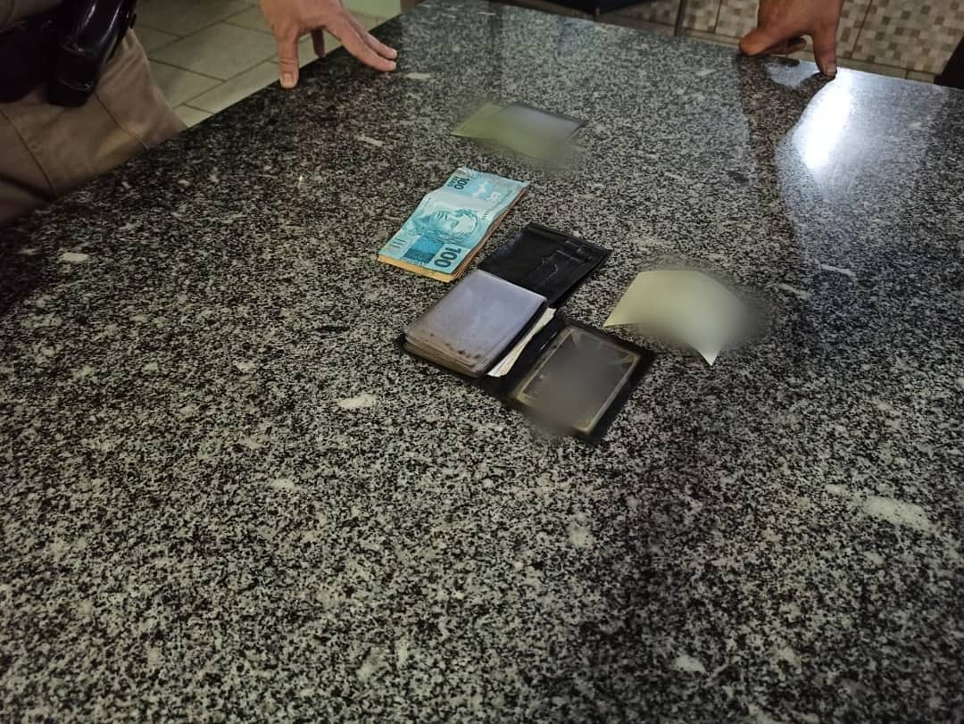 Homem encontra carteira com dinheiro e entrega para o dono, SC