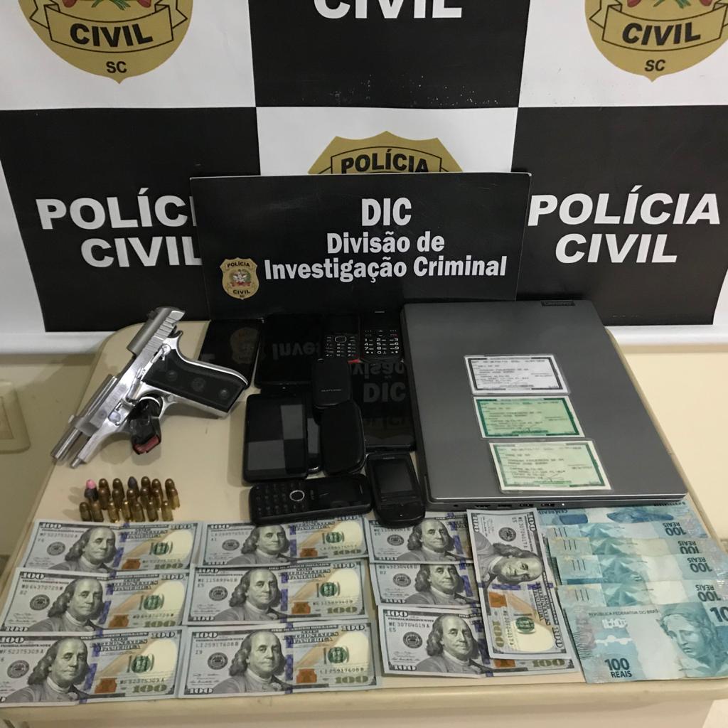 Rei do golpe eletrônico roda em Itajaí com dólares e pistola