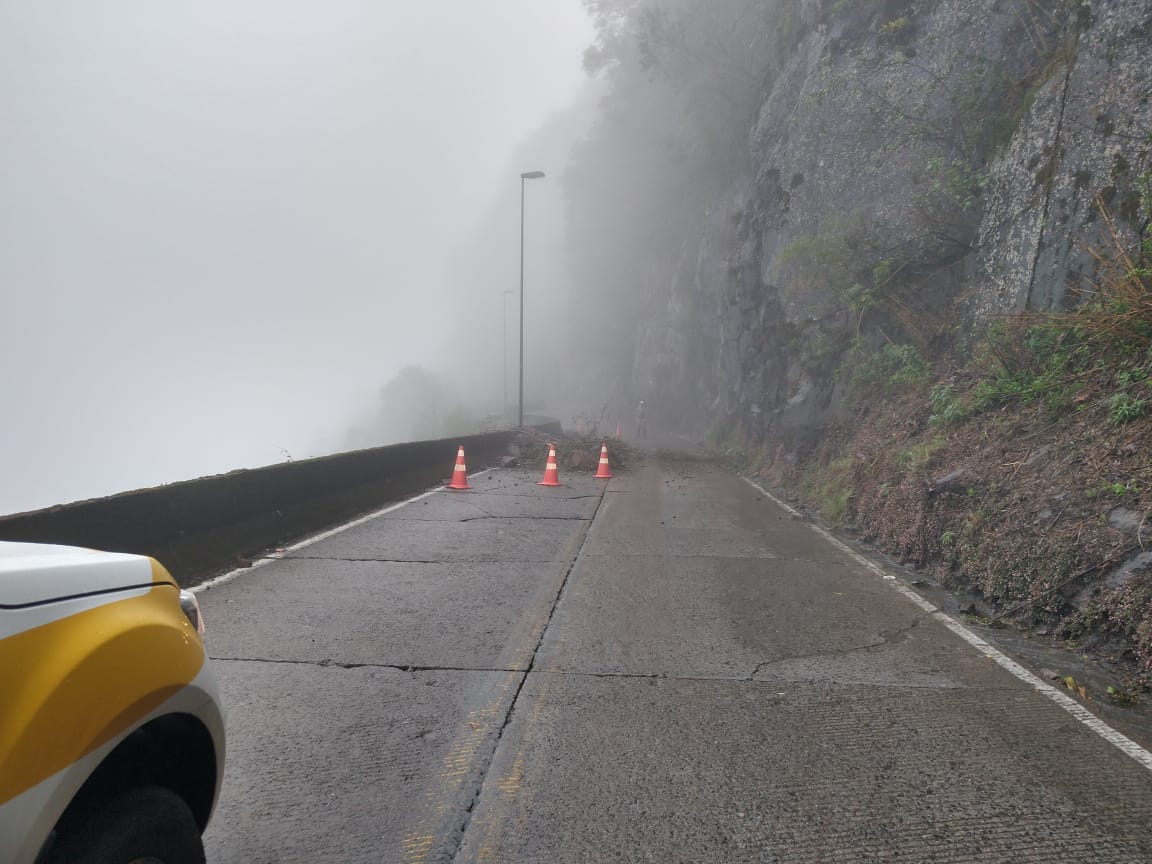 Queda de barreira na serra do Rio do Rastro em SC