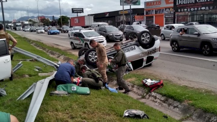 Viatura da PM sofre capotamento durante perseguição em São José