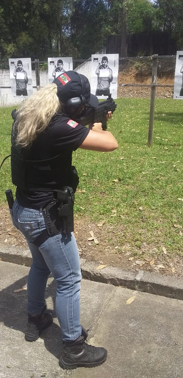 Policial civil treina com submetralhadora em Criciúma