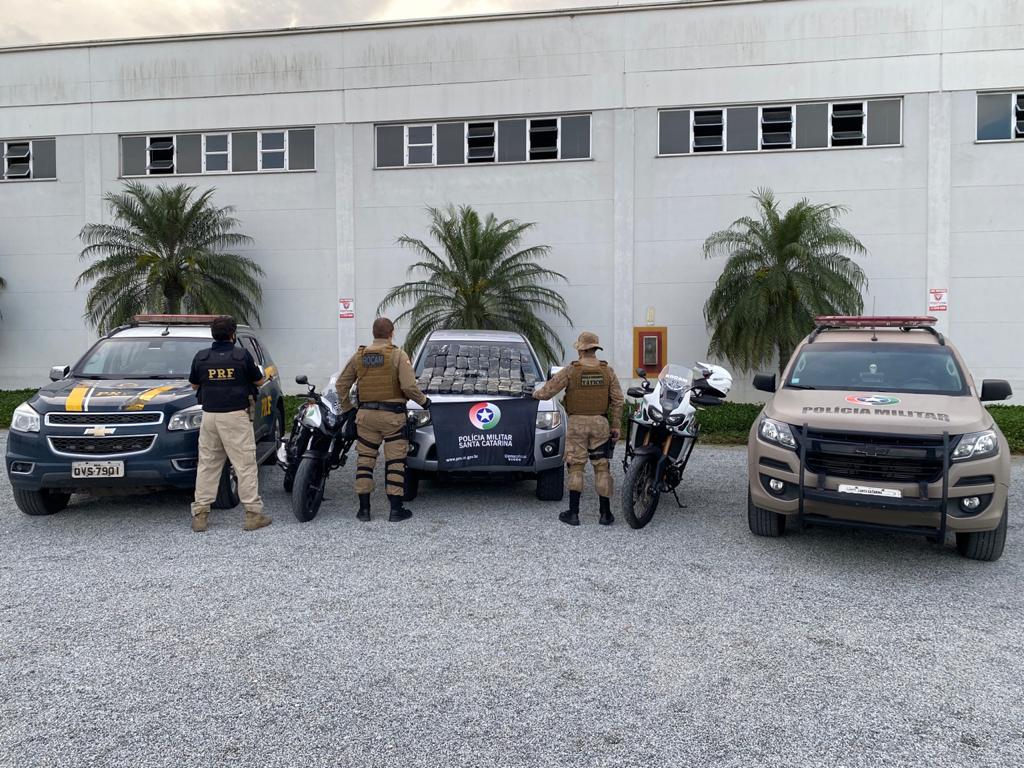 Casal roda com 63kg de pasta base de cocaína em Itajaí