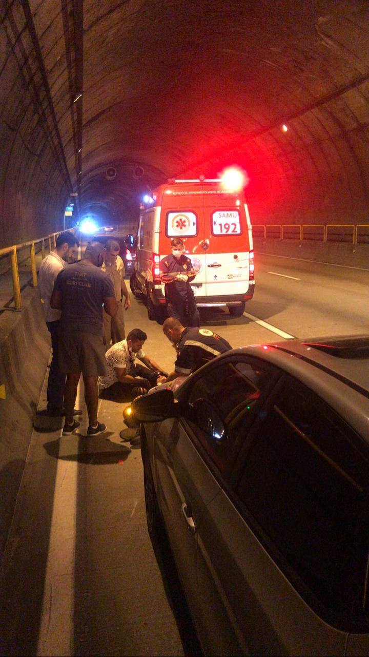 Motorista troca de pista no túnel e colide em motocicleta
