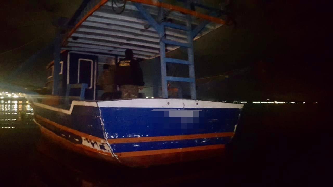 Homem é preso por pescar camarão de arrasto em São José