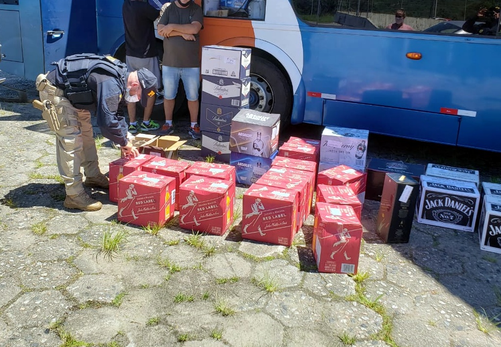 PRF apreende uísque, Gin e Vodca em ônibus de excursão