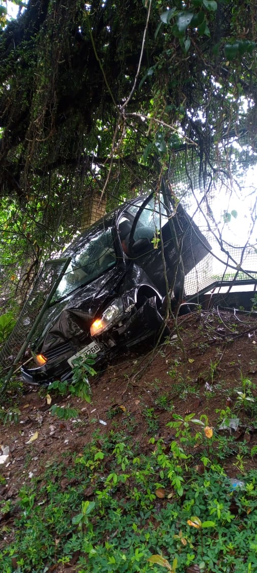 Carro desce morro sem freio e cai em escola em Florianópolis