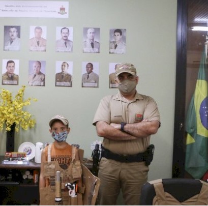 Soldadinho de papelão visita a PM em São Miguel do Oeste