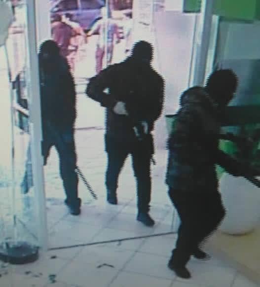 Carros usados em ataque abandonados em roça de milho