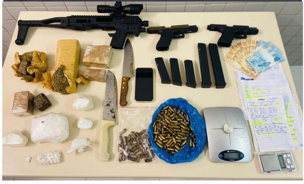 PM apreende drogas e armas em Florianópolis