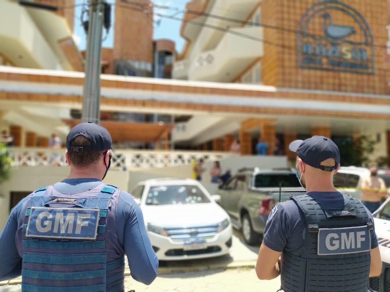 Execução ao meio dia em frente a hotel em Canasvieiras