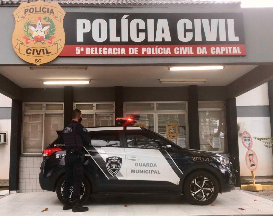Tarado é conduzido à delegacia da Polícia Civil em Florianópolis