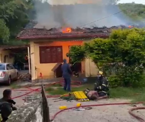 Homem ateia fogo na casa da ex-namorada, na Capital