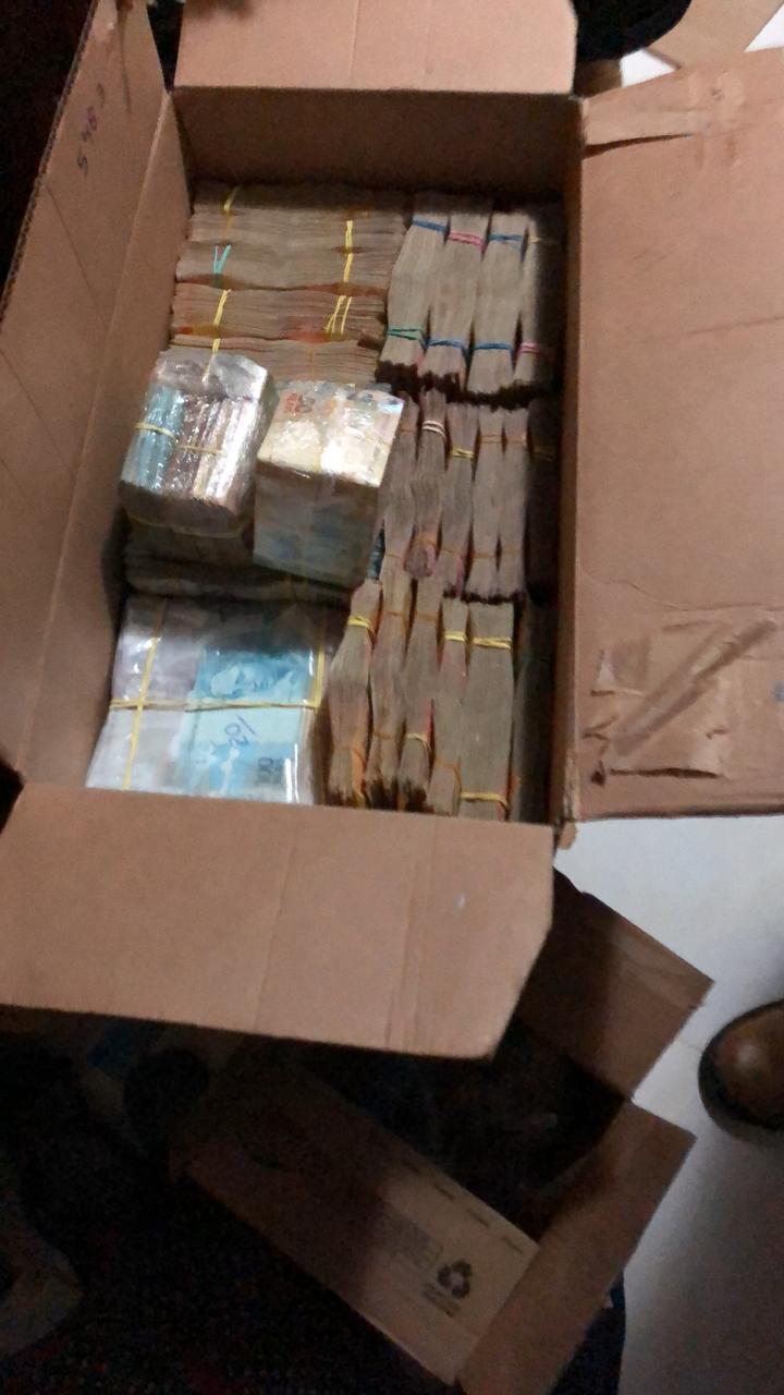 Polícia apreende drogas, arma e dinheiro