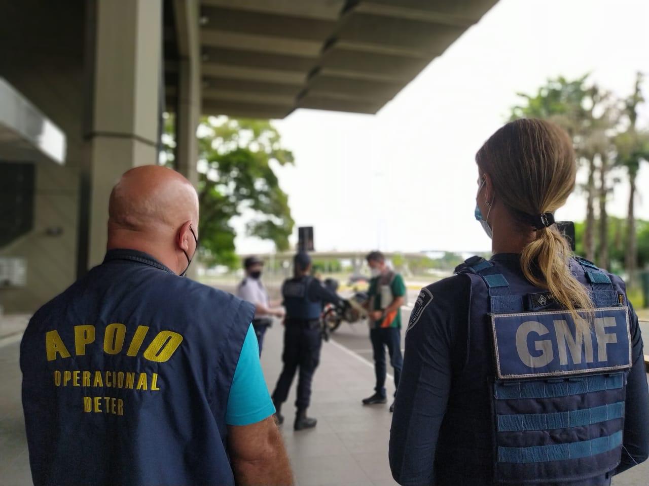 Homem com Covid é retirado de ônibus em Florianópolis