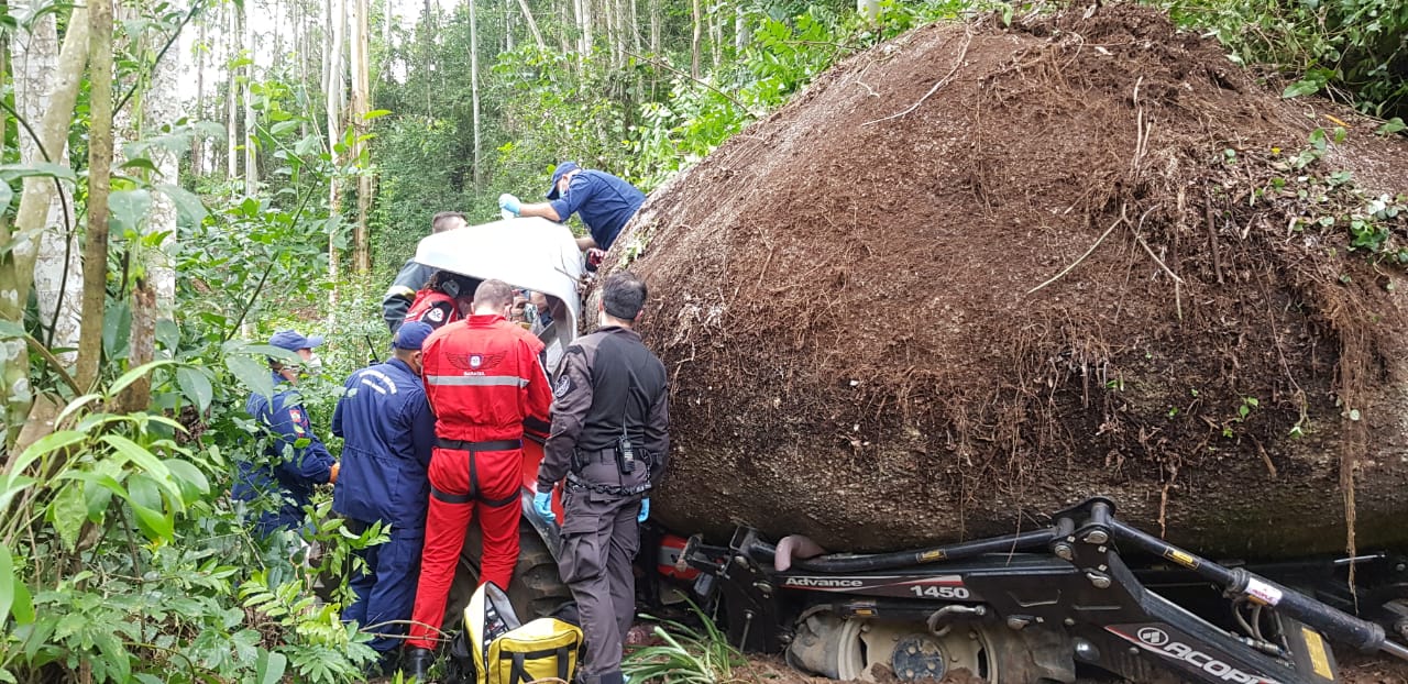 Pedra gigante rola e atinge tratorista em Braço do Norte