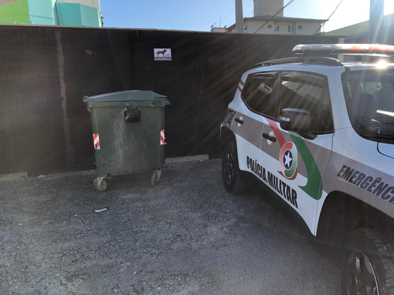 Moradores encontram corpo de homem em lixeira, Palhoça