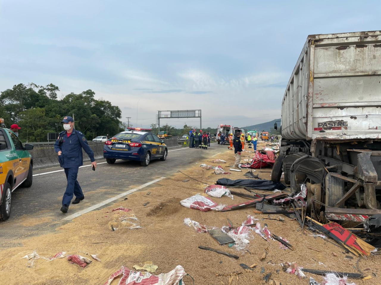 Colisão envolvendo três carretas mata duas pessoas e para BR-101