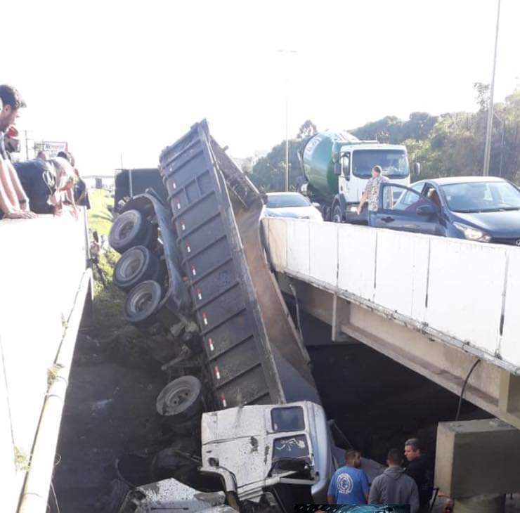 Caçamba cai de ponte na BR-101 em São José