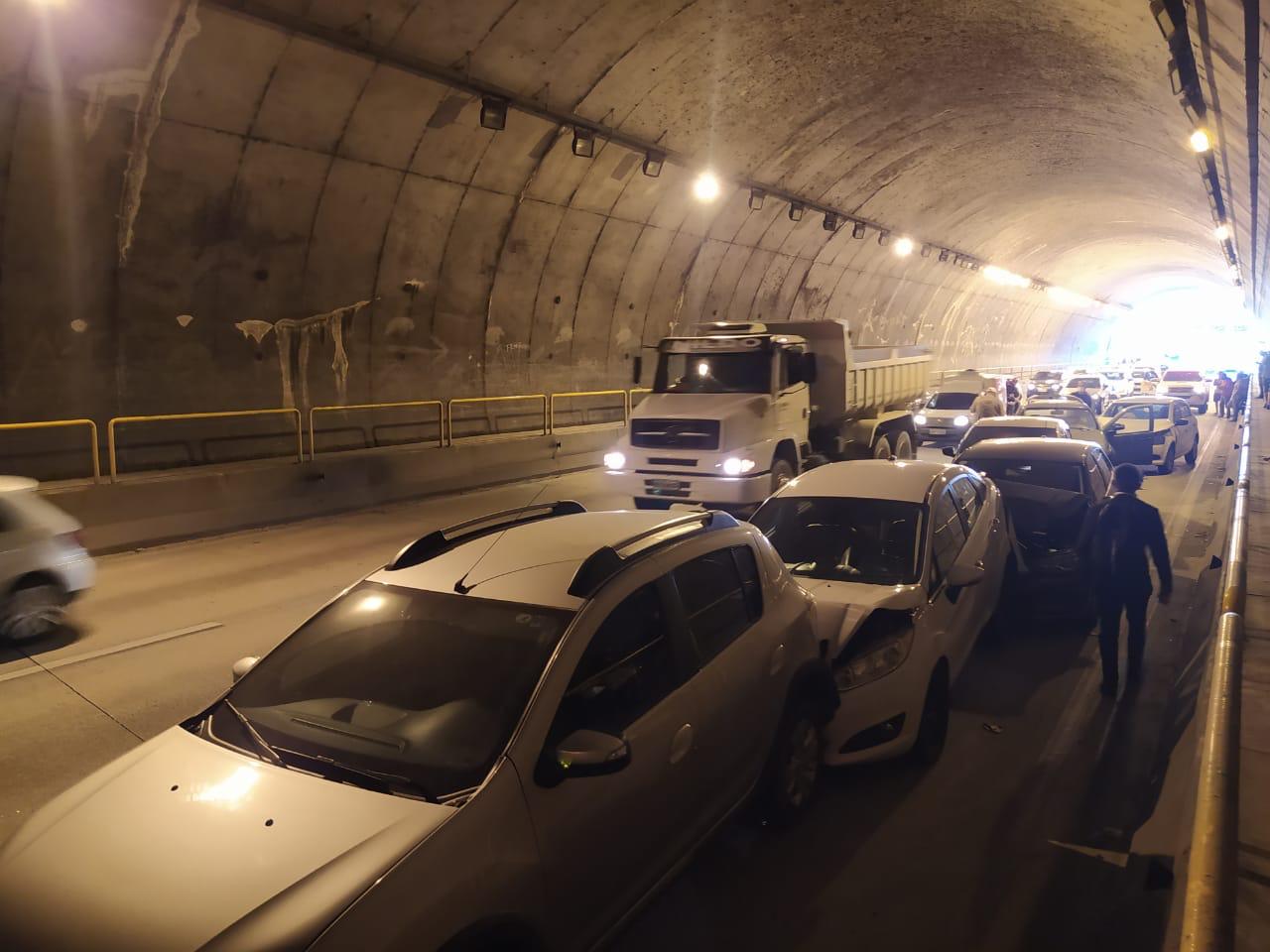 Engavetamento envolve dez veículos em túnel, Florianópolis