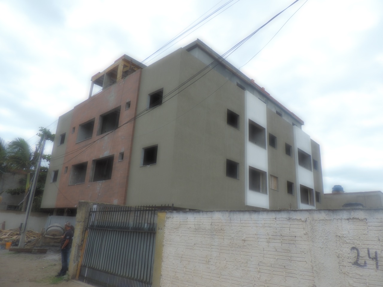 Construtor que terminava obra irregular também furtava energia