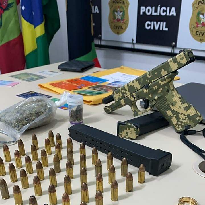 Polícia apreende armas e cartas de facção criminosa, Florianópolis
