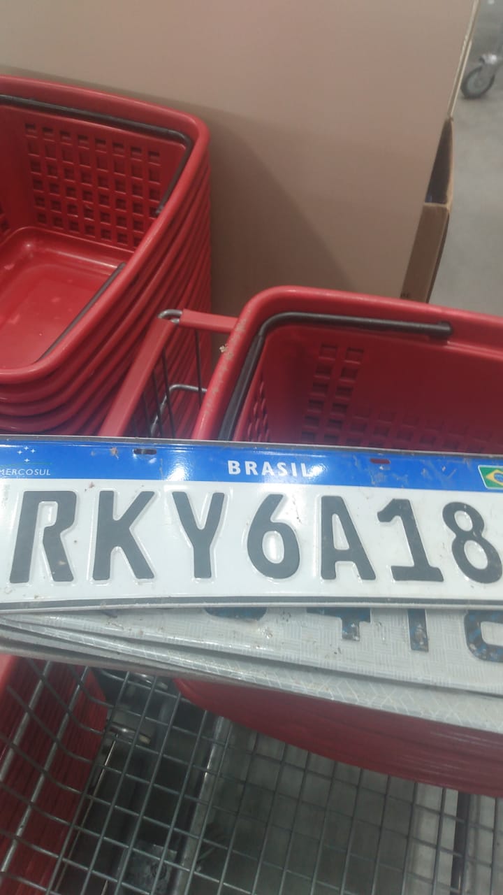 Chuvarada arranca placas de carro em Florianópolis
