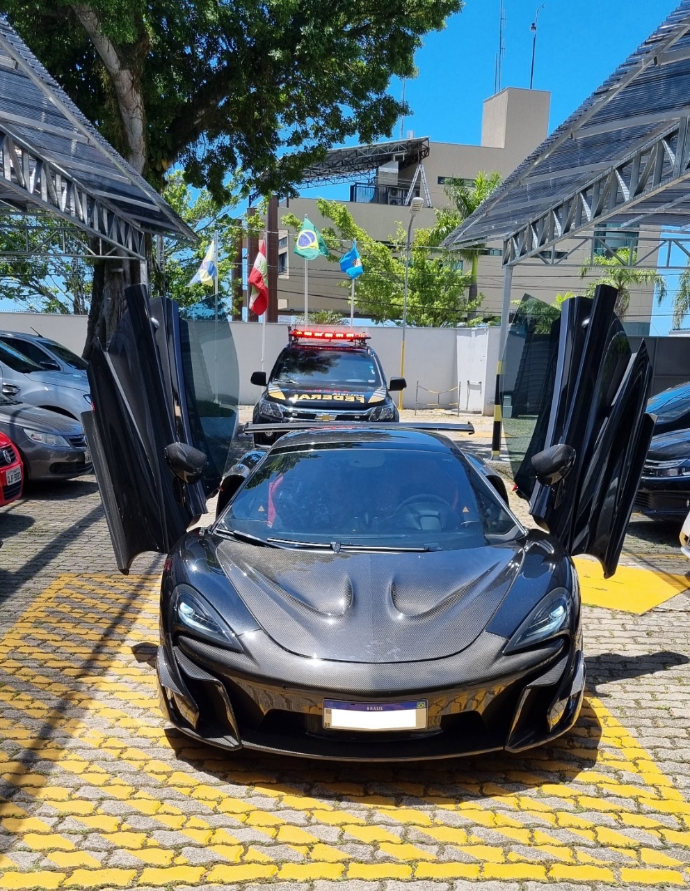 McLaren esportiva é apreendida pela PF em Balneário Camboriú