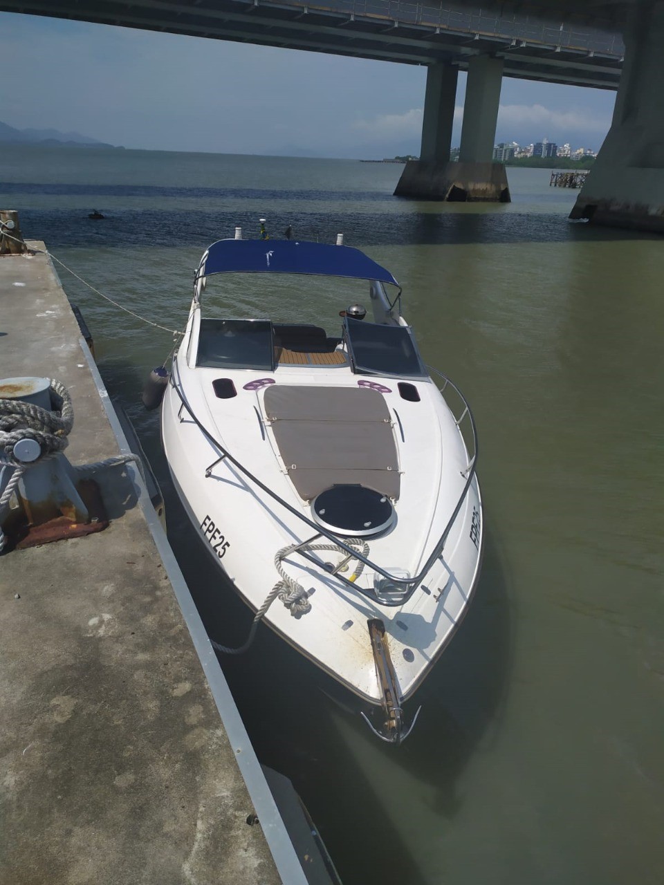 Foragidos são presos curtindo festa em barco na praia de Tinguá