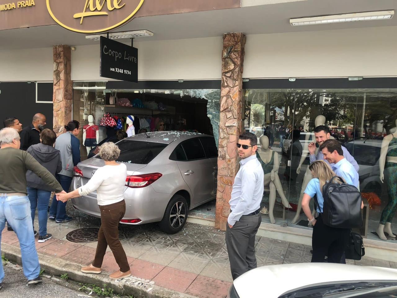Motorista se atrapalha e invade loja no Estreito, Florianópolis