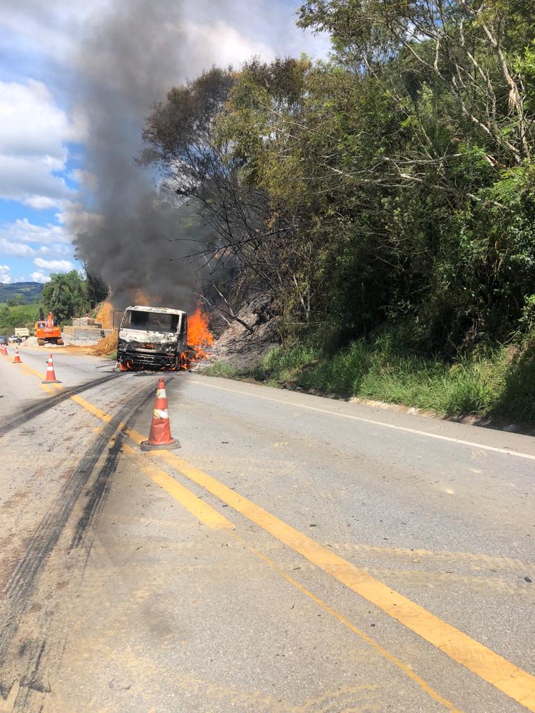 Caminhão pega fogo na BR-282 em SC e motorista sai ileso