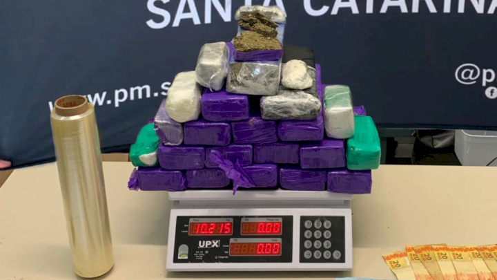 Mulher é flagrada com 10kg de maconha no carro