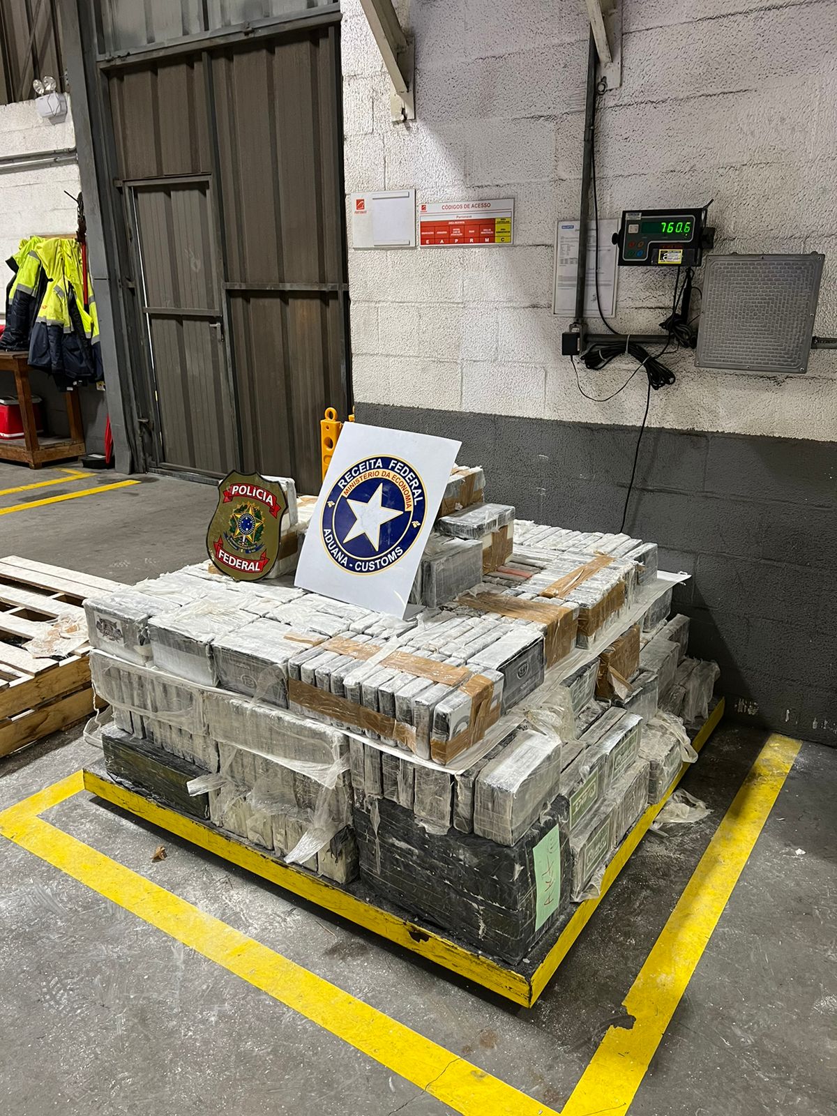 PF apreende mais de 700 kg de cocaína pura no Porto de Navegantes