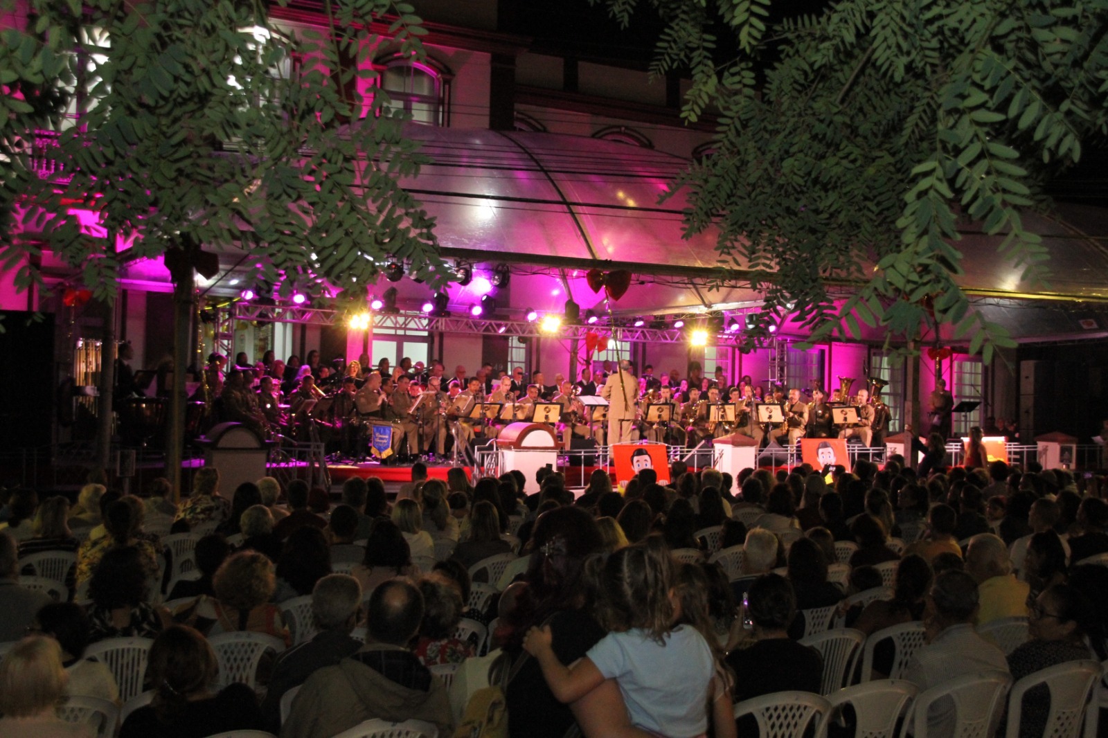 Recital de Natal em frente ao comando geral da Polícia Militar