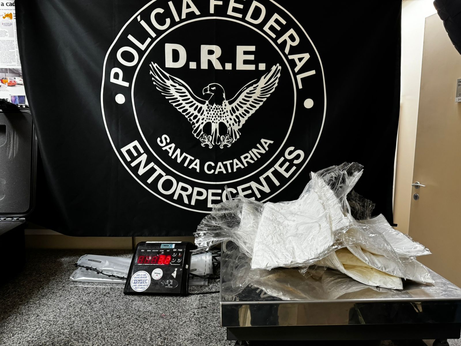 Jovem é preso com cocaína no aeroporto de Floripa