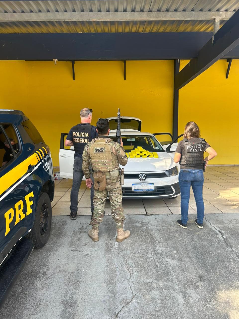 Mulher transportava 10kg de maconha no carro