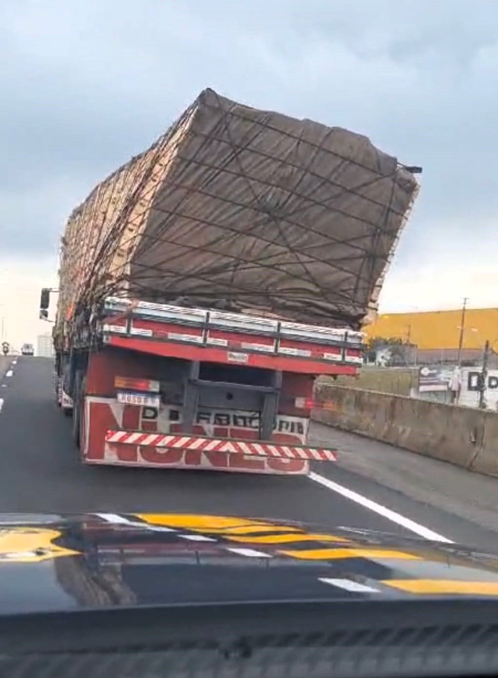 Caminhão é  flagrado na  BR-101 com excesso de carga