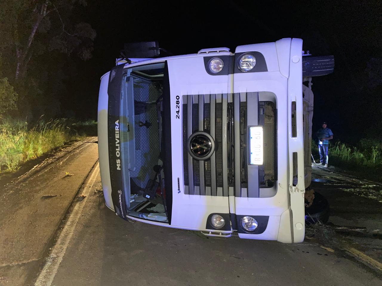 Carreta carregada de material esportivo tomba em Rancho Queimado