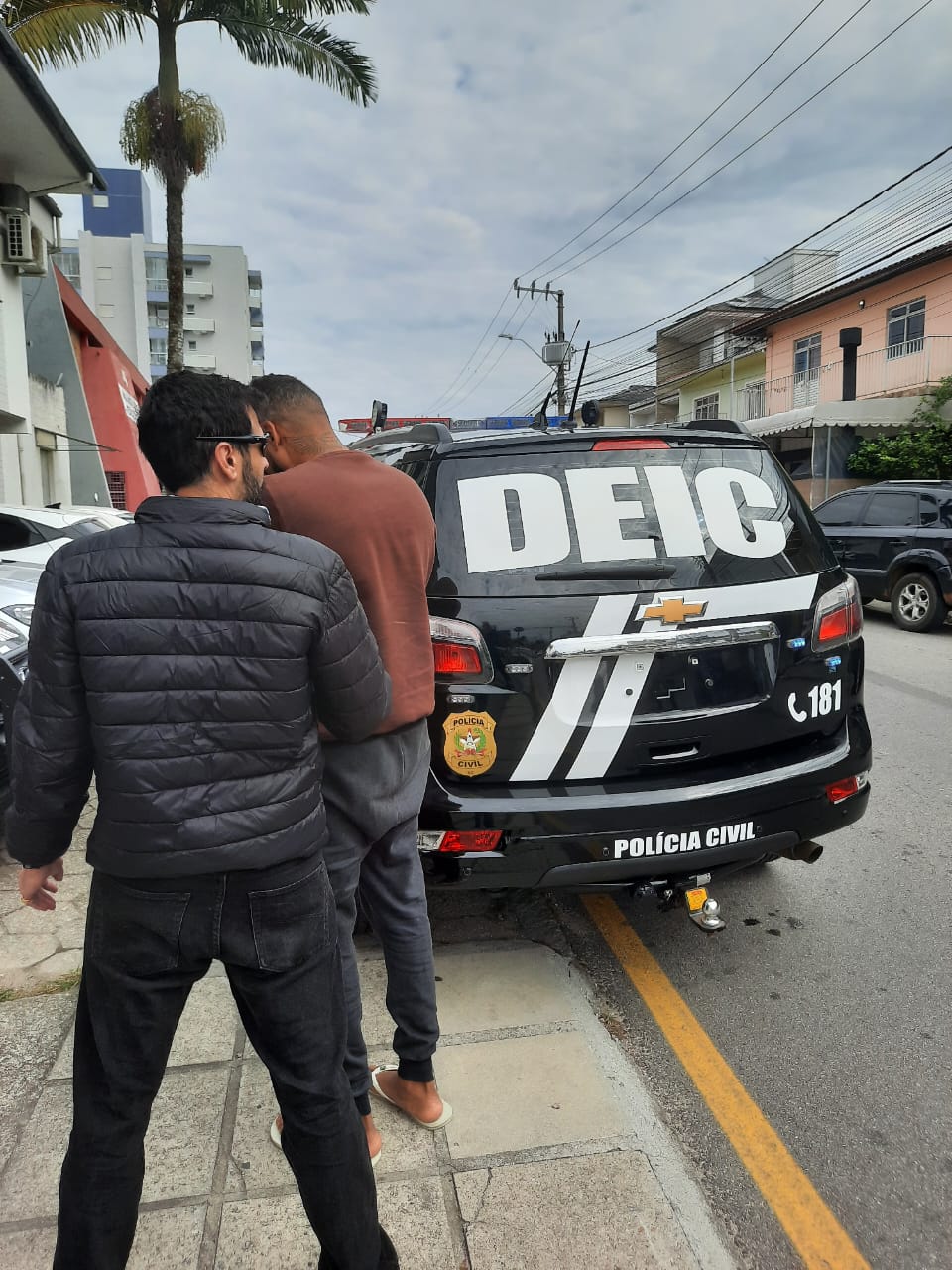 Mecânico prepara carros para o tráfico de drogas